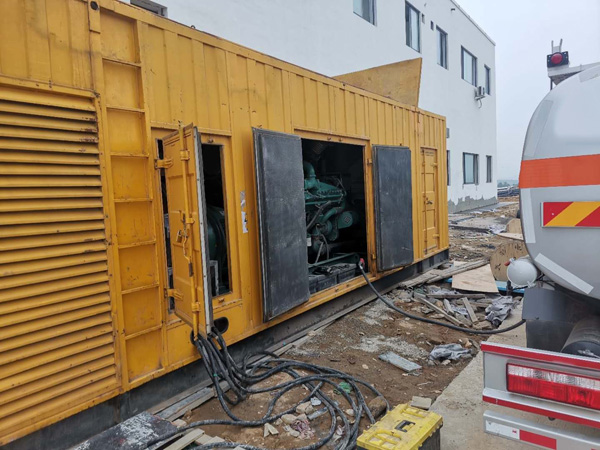 乐山如何在发电机出租合同中约定设备的维修和保养责任？